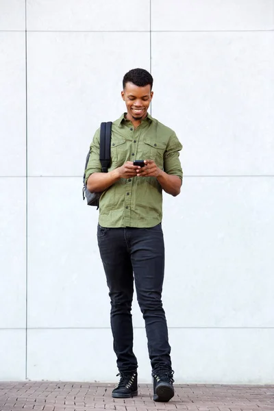 Hombre guapo usando el teléfono inteligente — Foto de Stock