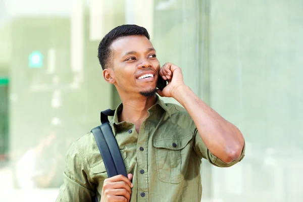 Man praten over cellphone in stad — Stockfoto