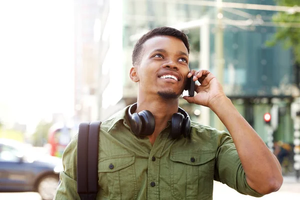 Hombre hablando por celular en la ciudad — Foto de Stock