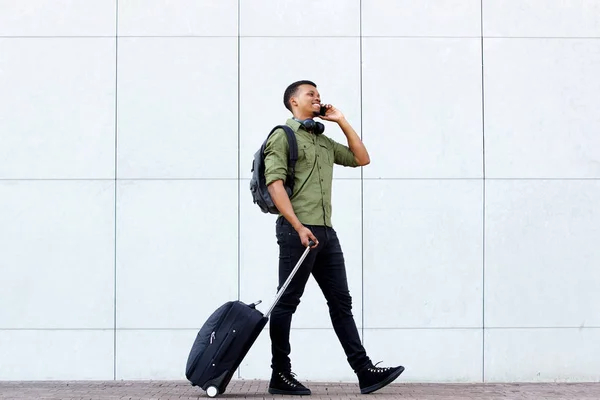 Hombre hablando por celular en la ciudad — Foto de Stock