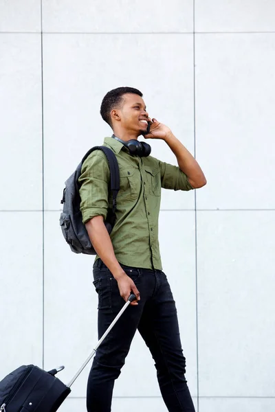 Man talking on cellphone in city — Stock Photo, Image