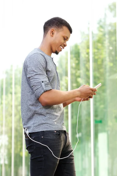 Ayakta ve istimal telefon adam — Stok fotoğraf