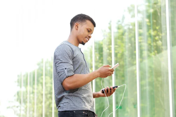 Ayakta ve istimal telefon adam — Stok fotoğraf