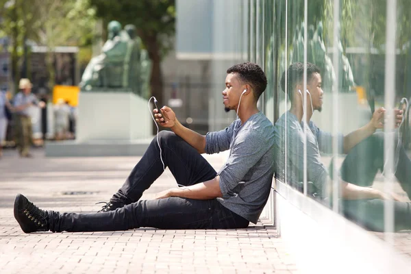 Yakışıklı adam akıllı telefon kullanma — Stok fotoğraf