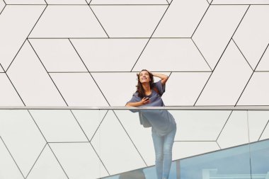 Cep telefonu ile açık havada duran kadın