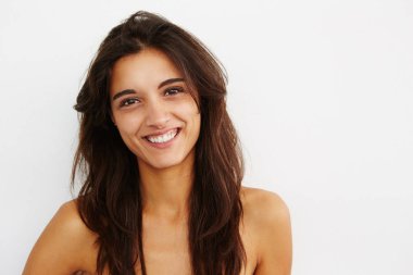 gülümseyen genç kadın moda model