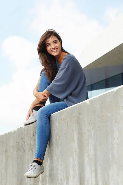 Mujer sentada al aire libre y riendo —  Fotos de Stock