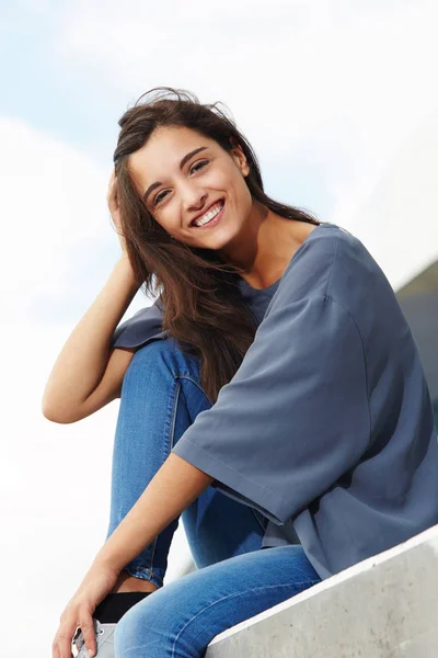 Frau sitzt draußen und lacht — Stockfoto