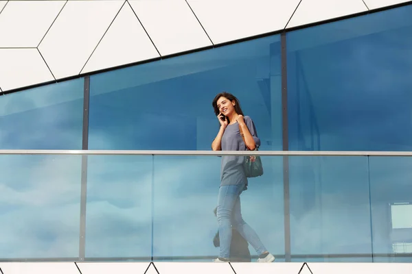 Woman talking on mobile phone — Stock Photo, Image