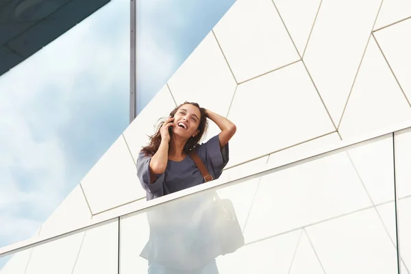 Mujer hablando por teléfono móvil — Foto de Stock