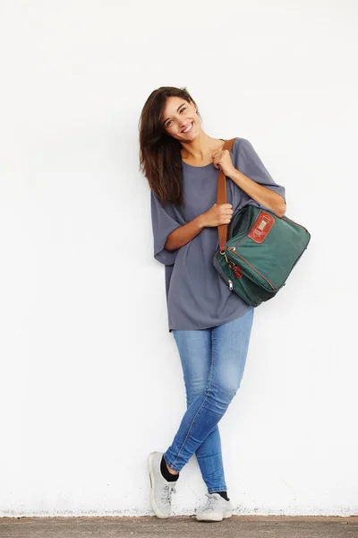Kvinnan ler med handväska — Stockfoto
