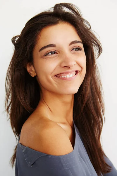 Sorridente jovem modelo de moda feminina — Fotografia de Stock