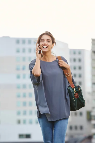 Vrouw lopend en pratend op telefoon — Stockfoto