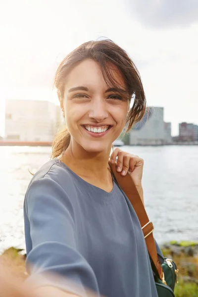 Mujer hablando selfie y sonriendo —  Fotos de Stock