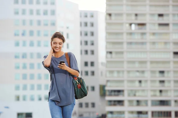 Mujer joven caminando en la ciudad —  Fotos de Stock