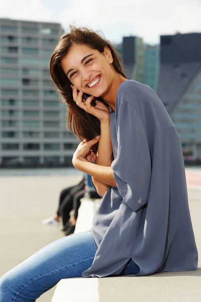 Vrouw aan de telefoon — Stockfoto