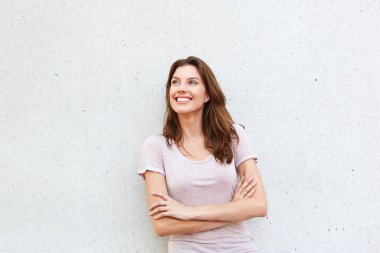 Duvara gülümseyen genç bayan