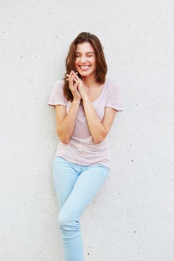 Genç Bayan duvara karşı