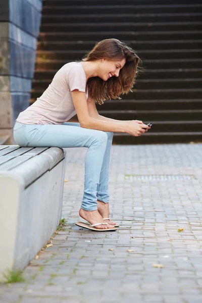 Mulher sentada no banco ao ar livre — Fotografia de Stock