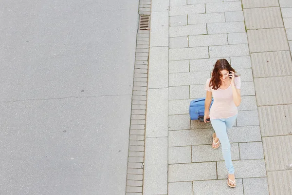 Woman walking with bag — Stock Photo, Image