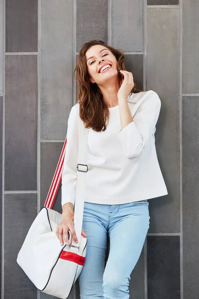 Mujer riendo con bolsa —  Fotos de Stock