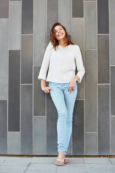 Modelo femenino posando contra pared —  Fotos de Stock