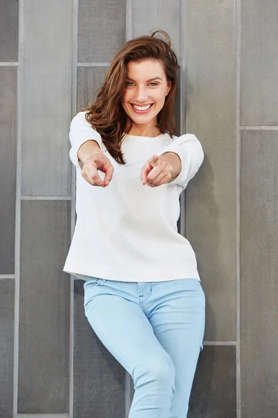 Mulher apontando para você e sorrindo — Fotografia de Stock