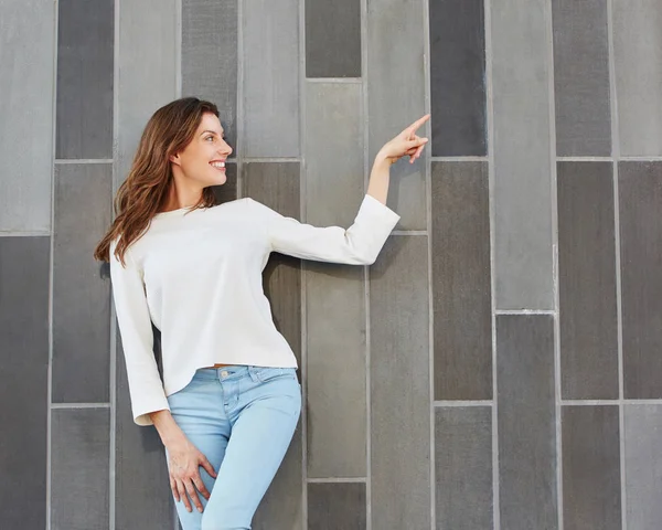 Weibliches Modell posiert gegen Wand — Stockfoto