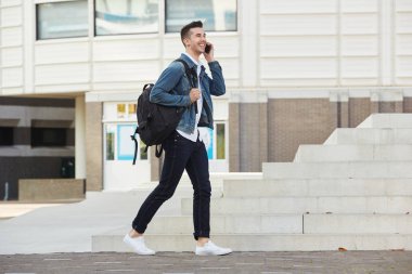 Cep telefonu açık havada üzerinde konuşan adam