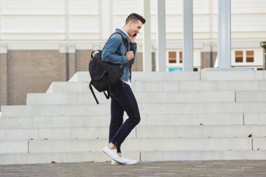 Cep telefonu açık havada üzerinde konuşan adam