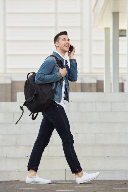 Cep telefonu açık havada üzerinde konuşan adam
