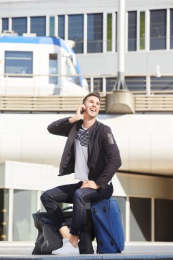 telefon görüşmesi bagajlı istasyonundaki adama