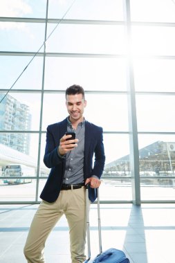 iş adamı istasyonda yürüyüş