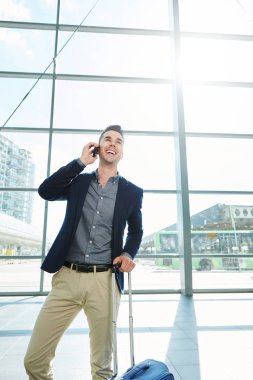 iş adamı istasyonda yürüyüş