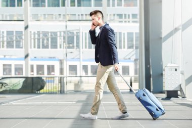 iş adamı istasyonda yürüyüş