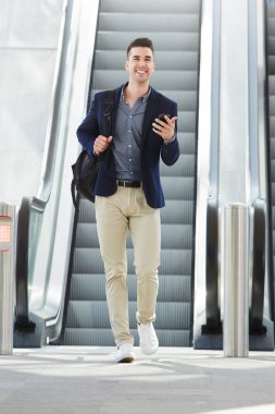 Telefon tarafından yürüyen adam