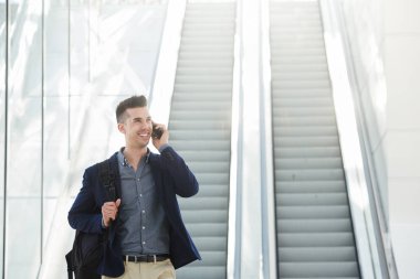 Telefon tarafından yürüyen adam