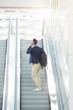 Telefon tarafından yürüyen adam