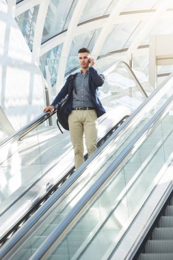 Telefon tarafından yürüyen adam