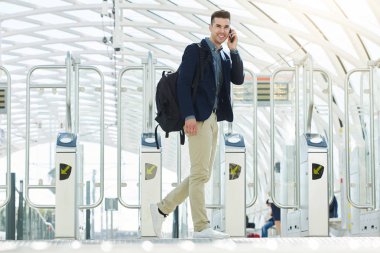 adam telefon turnike tarafından