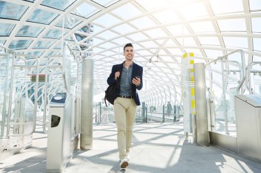 Çanta ve telefon ile iş adamı 