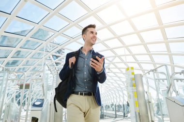 Çanta ve telefon ile iş adamı 