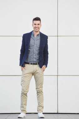 duvar dibinde duran iş adamı