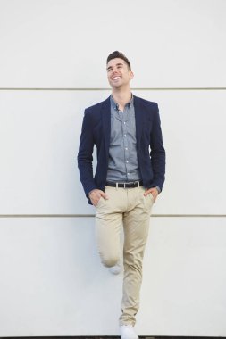 duvar dibinde duran iş adamı