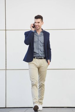 İş adamı cep telefonuyla konuşuyor.