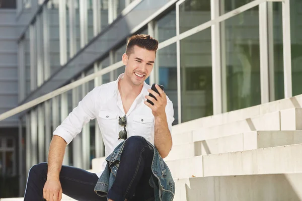 Man sitter utanför i city — Stockfoto