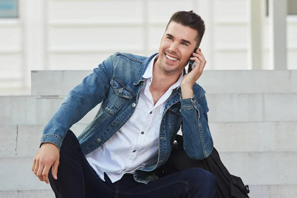 Man laughing and talking on phone — Stock Photo, Image