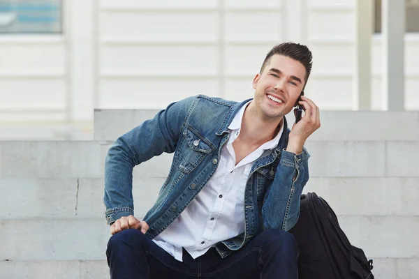 Hombre riendo y hablando por teléfono — Foto de Stock