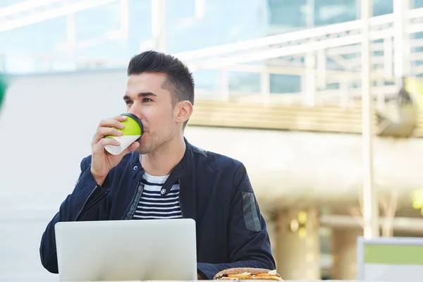 Hombre trabajando en el ordenador portátil con café —  Fotos de Stock