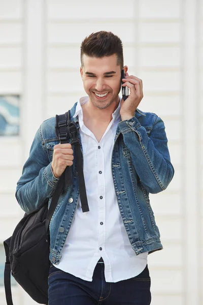 Hombre en la llamada de teléfono móvil —  Fotos de Stock